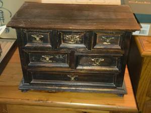 lot 668 image: Wood Jewelry Case