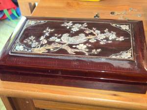 lot 670 image: Decorative Jewelry Box