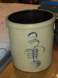 lot 672 image: Vintage Salt-Glazed Stoneware Crock - Beesting Crock