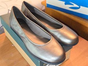 lot 675 image: Clarks Ladies Book Pump Size 9W