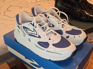 lot 676 image: Brooks Womens Tennis Shoes Size 9B