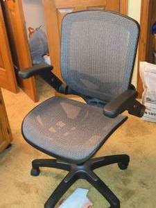 lot 679 image: Rolling Office Arm Chair
