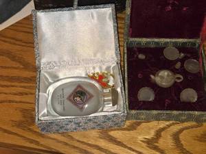 lot 684 image: Vintage Mini Tea Set in Decorative Box  Glass Snuff Bottle in box