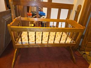 lot 692 image: Vintage Baby Bassinet