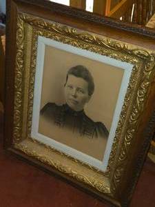 lot 695 image: Vintage Ornate Wood Framed Picture - Woman