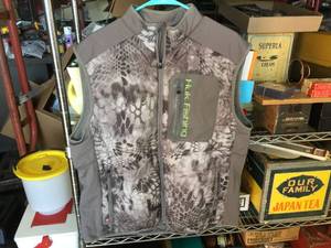 lot 136 image: HUK Performance Fabrics - XL Grey Fishing Vest - Nice