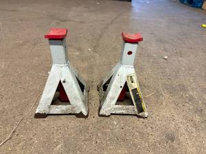 lot 71 image: 2 Jack Stands