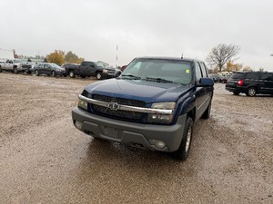 lot 8 image: 2002 Chevrolet Avalanche
