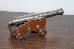 lot 11 image: Dikar .45 Caliber Black Powder Desktop Cannon
