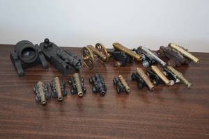 lot 181A image: Assorted Desktop Cannons
