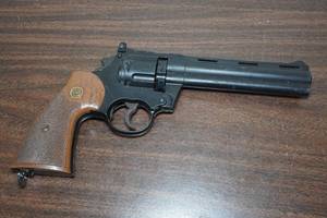 lot 21 image: Crosman 357 Pellet Gun