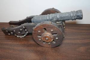 lot 36 image: Desktop Cannon