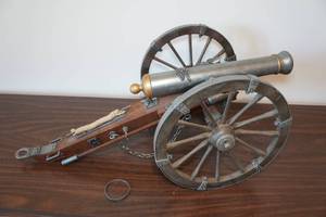 lot 42 image: Desktop Cannon