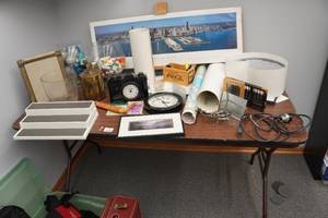lot 353 image: Assorted Office Dcor