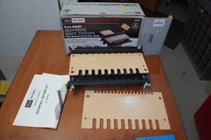 lot 156 image: Craftsman 8 Depth Dovetail Joint Fixture Kit