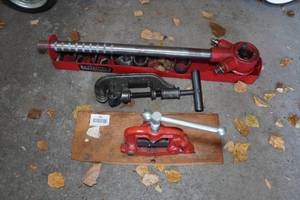 lot 383 image: Manual Pipe Threader, Cutter, and Vise