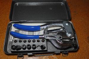 lot 138 image: Lustre Line 8500 Power Puncher Metal Hole Punching Kit