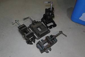 lot 195 image: Small Bench Vises