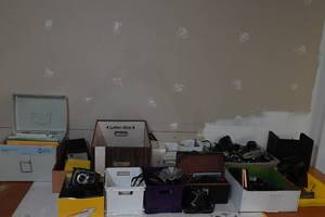 lot 204 image: Antique Camera Assortment - Cameras, Flashes, Parts, Manuals