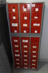 lot 123 image: Drawered Organizer wih Contents - Baffles, Straps, Parts