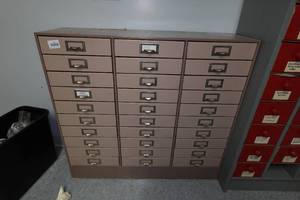 lot 118 image: Metal Cabinet with Drawers