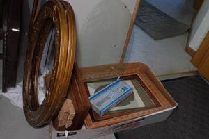 lot 209 image: Picture Frames - Oval Frame with Curved Glass