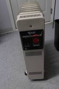 lot 212 image: Delonghi Radiator Heater