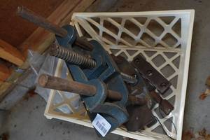 lot 233 image: Bench Vise