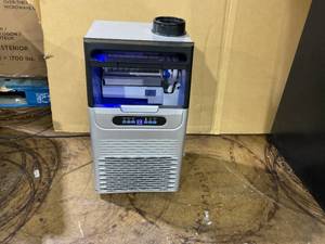 lot 11 image: Zomagas 100LBS24H Commercial Ice Maker Machine