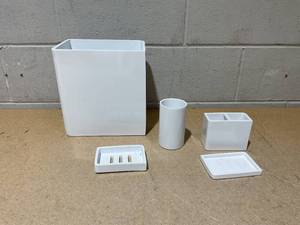 lot 220 image: Plastic Bathroom Accessories White 5pcs