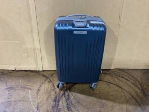 lot 40 image: Samsonite Opto 3 Carry-On Spinner Exterior dimension - 22.5 L x 14.5 W x 9.5 H (Minor Transit Damage)