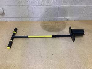 lot 468 image: Jardineer Bulb Planter Tool 36 Tall