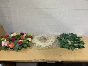 lot 431 image: LOT OF 3 Miscellaneous Wreaths