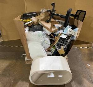 lot 812 image: Wholesale Pallet of Miscellaneous Items