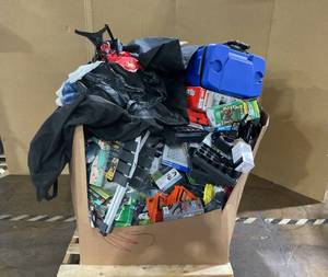 lot 818 image: Wholesale Pallet of Miscellaneous Items