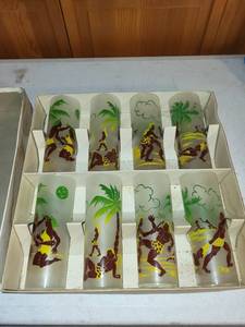 lot 18K image: Set of 8 Happy Daze Frosted Glass Tumblers with Tropical Motif
