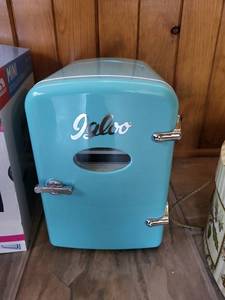 lot 78K image: Igloo Retro 6 Can Mini Beverage Refrigerator Blue MIS129C