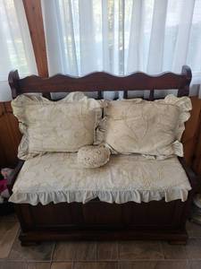 lot 82K image: Wooden Storage Bench with Cushions and Decorative Pillow