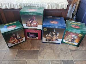 lot 121B image: Set of 5 Santas Workbench Collection Holiday Village Buildings