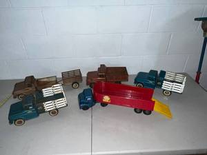 lot 22B image: Collection of Vintage Tonka Toy Trucks and Trailers