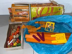 lot 77B image: Vintage Hot Wheels Double-Dare Race Action Set with Wooden Building Toy Pieces