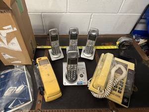 lot 89B image: Lot of 4 Panasonic Cordless Phones with Base and 2 Vintage GE Phones