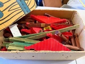 lot 91 image: Vintage Lincoln Logs and Plastic Pieces Construction Toy Set in Box