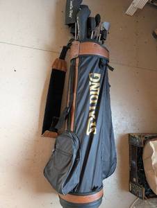 lot 21 image: Spalding Golf Club Set with Castle Bay Covers and Carry Bag