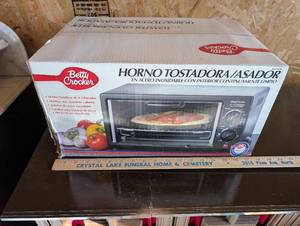 lot 27 image: Betty Crocker Toaster Oven Broiler Stainless Steel in Box