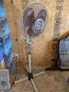 lot 30 image: Robeson Model 2335 Vintage Oscillating Pedestal Fan