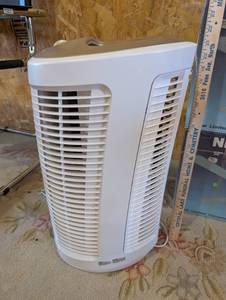 lot 52 image: Kaz Inc. Air Filter Model 04475 with Dial Control