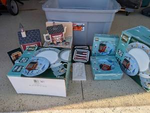 lot 164 image: Warren Kimble Birdhouses Stoneware Sets and Decorative Accessories Collection