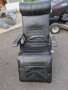 lot 167 image: EuroSpa Folding Massage Chair with Remote Control