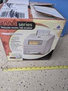 lot 176 image: Pyramid 4000 Series Totalizing Payroll Time Recorder with Manual